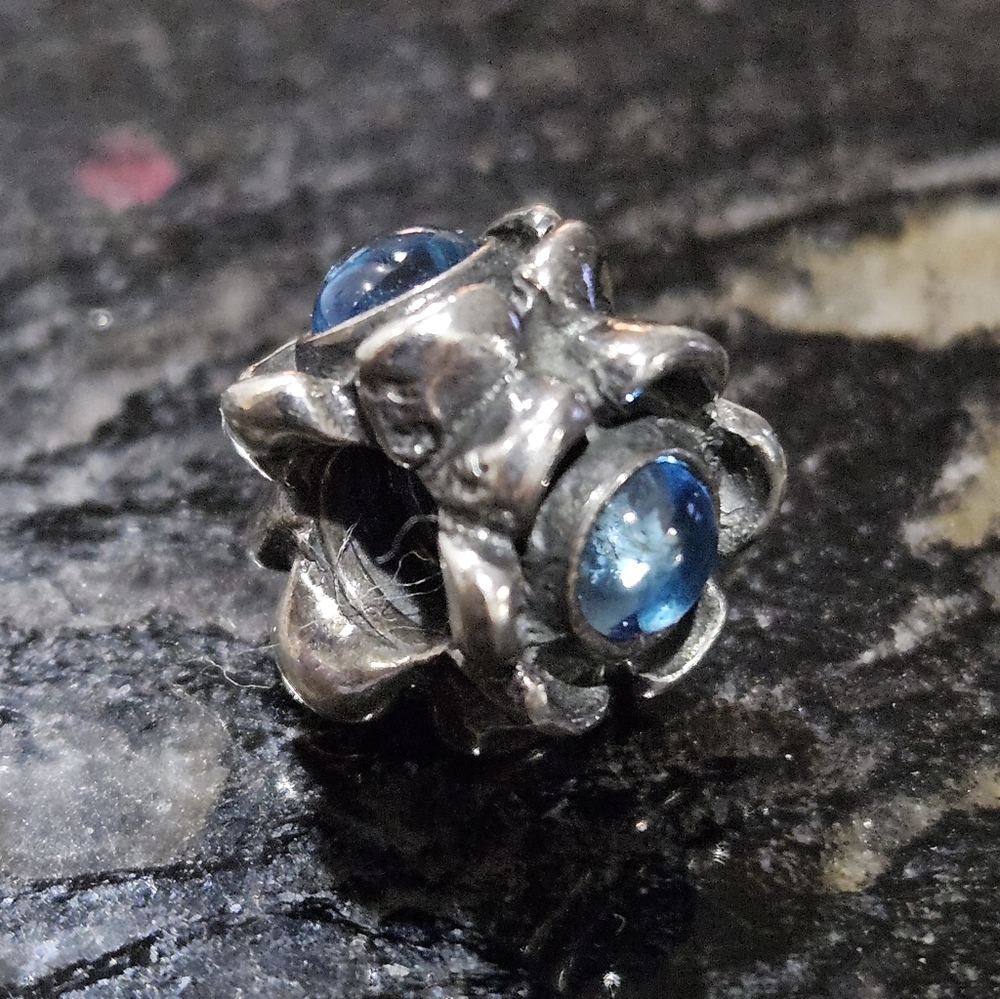 PANDORA Ribbon with Blue Topaz Charm No. 790279BTP - Picture 3 of 4